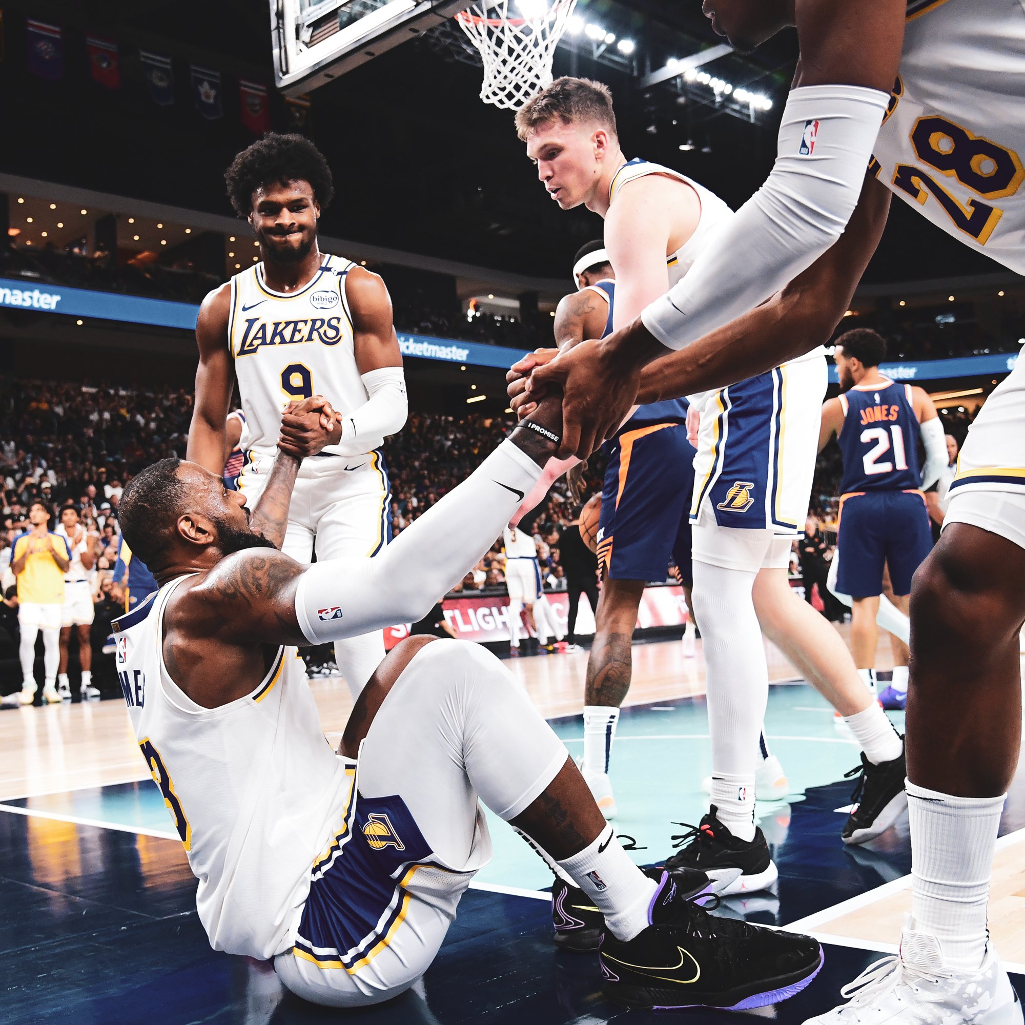 开云体育 -包含赛地聚焦——欧篮联转会期热度飙升;密尔沃基雄鹿篮板制胜;话题不断;细节决定成败的词条