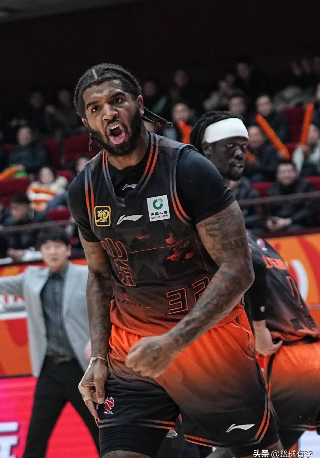 关于山东男篮迎欧篮联关键赛；转会期战术微调；更衣室稳定；年轻球员得到机会的信息